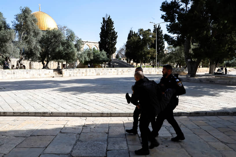 Сотрудники израильской службы безопасности задерживают палестинца в районе Храмовой горы