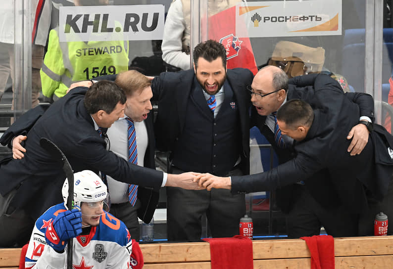 Главный тренер команды СКА Роман Ротенберг (в центре) во время матча