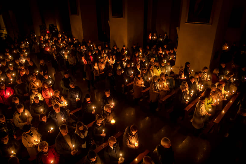 Вильнюс, Литва. Верующие со свечами на пасхальном бдении