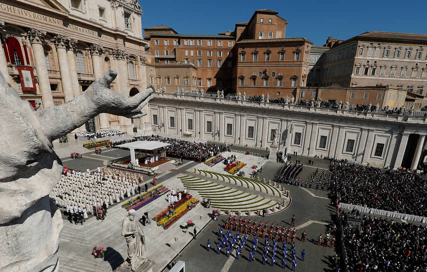 Ватикан. Папа Франциск проводит пасхальную воскресную мессу на площади Святого Петра