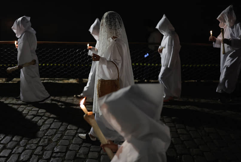 Мариана, Бразилия. Верующие в белых одеждах на Шествии душ 