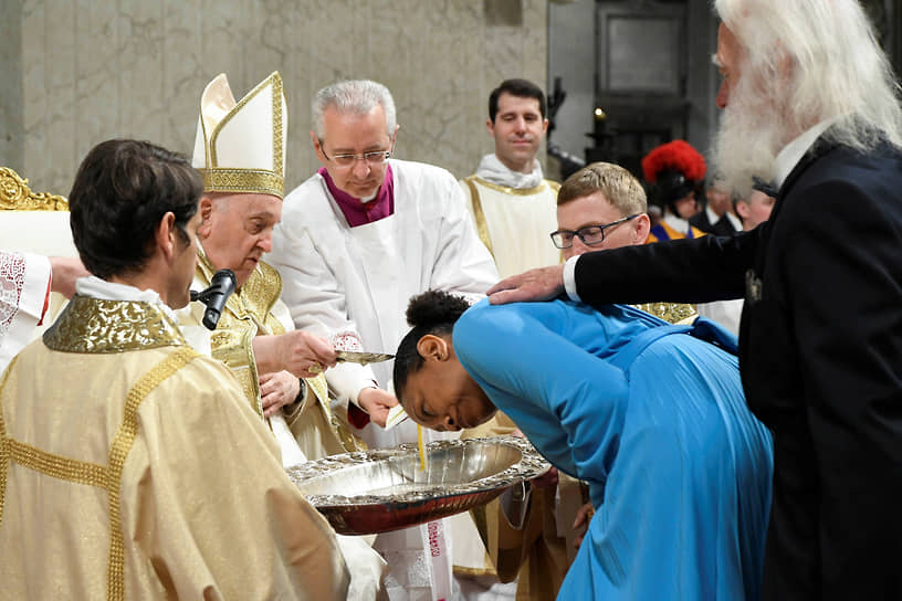 Ватикан. Папа Франциск крестит женщину во время пасхального бдения в Соборе Святого Петра 