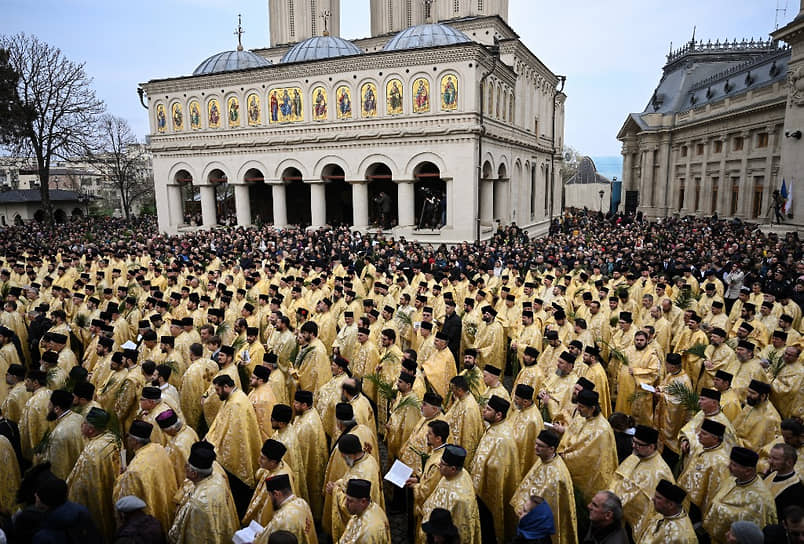 Бухарест, Румыния. Священники и верующие слушают выступление румынского патриарха Даниила в Соборе Святого Иосифа
