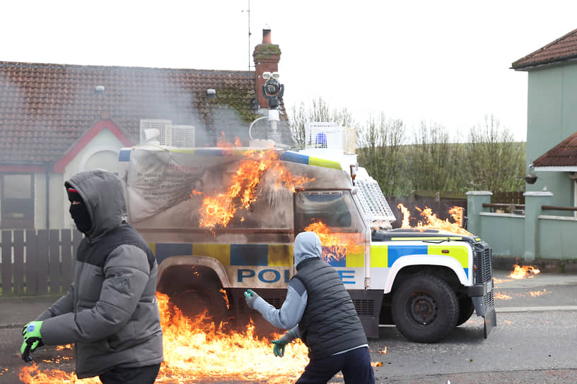 Лондондерри, Северная Ирландия. Местные жители поджигают полицейскую машину в ходе демонстраций против принятия Белфастского соглашения 1998 года 