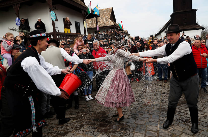 Холлокё, Венгрия. Традиционное празднование Пасхи, в ходе которого мужчины обливают женщин водой 

