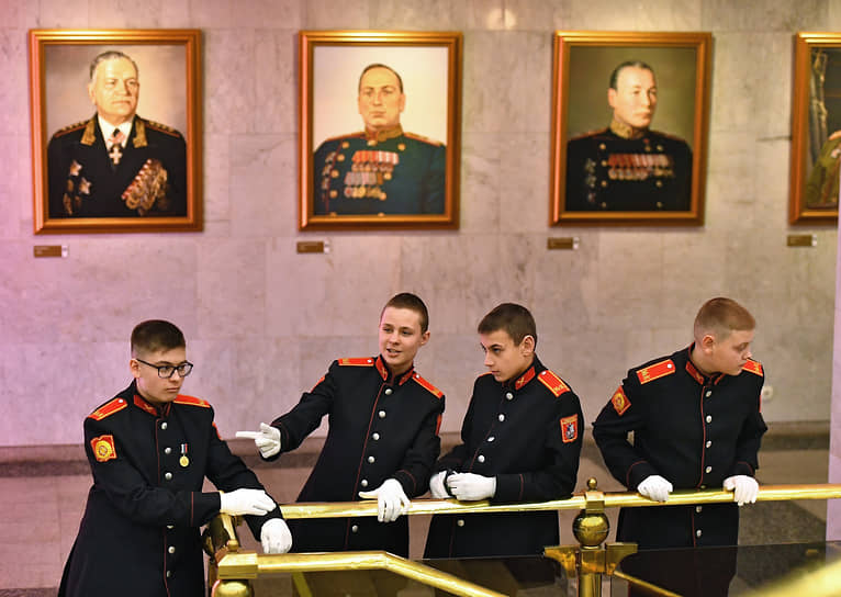 Кадеты во время бала в Музее Победы