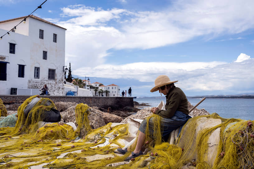 Спеце, Греция. Женщина чинит рыболовную сеть 