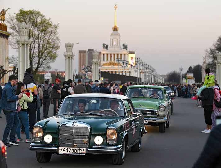 Участники во время финиша на площади Промышленности на ВДНХ