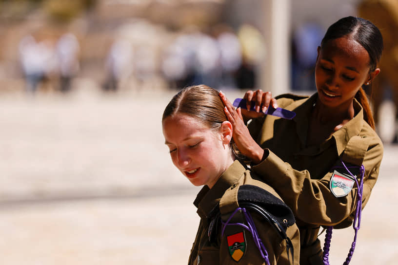 Латрун, Израиль. Один солдат расчесывает волосы другого в День памяти Израиля 