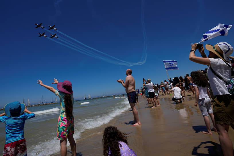 Тель-Авив, Израиль. Люди наблюдают за выступлением пилотажной группы израильских ВВС на авиашоу, посвященном 75-летию независимости страны