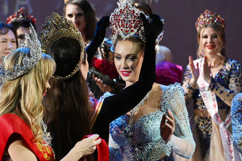 «Миссис Москва 2023» в категории от 30 до 40 лет стала основательница бренда женской одежды Анастасия Милеева (в центре), которая отмечает, что главным ее достижением являются две дочери