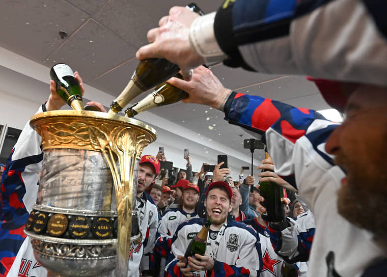 Хоккеисты наливают шампанское в кубок