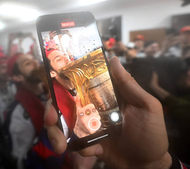 Игроки команды ЦСКА пьют шампанское из Кубка Гагарина в раздевалке 