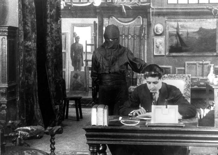 &lt;b>«Фантомас: в тени гильотины», 1913 год&lt;/b>&lt;br>   Французская черно-белая криминальная драма по мотивам дебютного романа Аллена и Сувестра — первая из пяти экранизаций, снятых пионером немого кинематографа Луи Фейадом. Главную роль в цикле фильмов о находчивом злодее исполнил Рене Наварр, который предстал перед зрителем в трех обликах