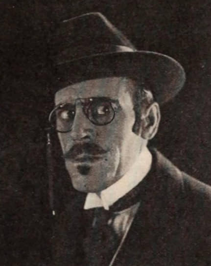&lt;b>«Фантомас», 1920 год&lt;/b>&lt;br>     
Черно-белый немой сериал из 20 эпизодов, который считается утерянным, имел мало общего с литературным оригиналом. Американский режиссер Эдвард Седжвик представил продолжение сюжета последнего совместного романа Сувестра и Аллена. Действие ленты разворачивается в США, где Фантомас в исполнении Эдварда Роузмана пытается покончить с преступной жизнью. Во французском прокате сериал был переименован в «Приключения дьявола»
