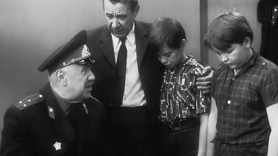 &lt;b> «Анискин и Фантомас», 1973 год&lt;/b>&lt;br>    
В советском двухсерийном телевизионном комедийном детективе, снятом режиссерами Михаилом Жаровым, Виталием Ивановым и Владимиром Рапопортом, легендарного французского злодея на самом деле нет. В центре сюжета — ограбление кассира в сибирской глубинке, которое совершают подростки в масках-чулках, насмотревшиеся фильмов о Фантомасе
