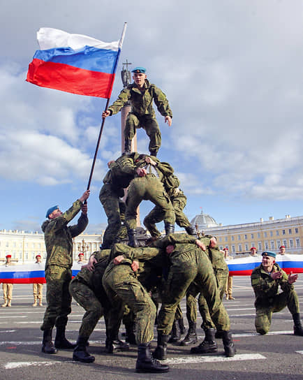 Санкт-Петербург. Курсанты Михайловской военно-артиллерийской академии готовятся к параду на Дворцовой площади