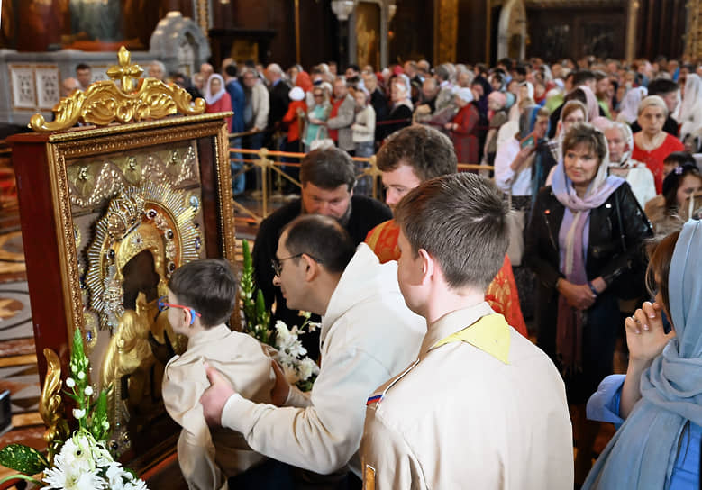 Икона была установлена в центре храма