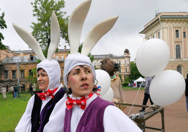 Участники «Шутейной ассамблеи на Берегах Невы» во время променад-спектакля Гильдии шутов Санкт-Петербурга совместно с театром «Комик-трест»