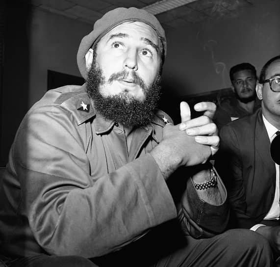 Даже бросив курить в 1985 году, кубинский лидер Фидель Кастро часто появлялся на людях с сигарой Cohiba Esplendidos в руках, даже не раскуривая ее