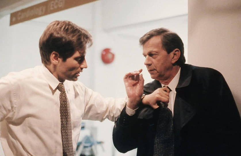 Курильщик — персонаж и главный антагонист телесериала «Секретные материалы», сыгранный канадским актером Уильямом Дэвисом (справа). Он является заклятым врагом специального агента ФБР Фокса Малдера