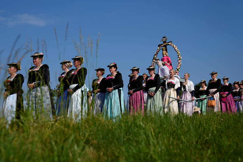 Ваккерсберг, Германия. Местные жители в традиционных одеждах во время религиозного обряда
