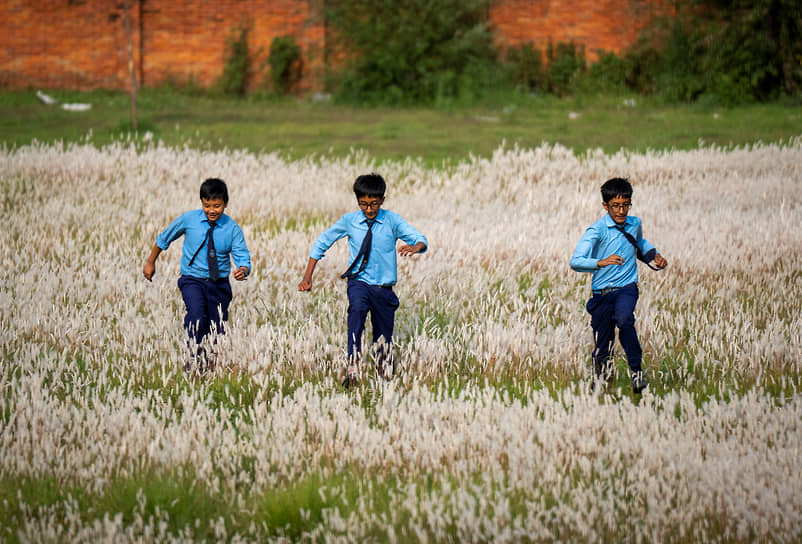 Бхактапур, Непал. Прогулка местных детей по травяному полю