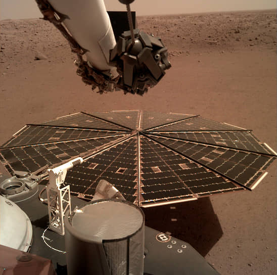 Зонд Mars InSight запустили 5 мая 2018 года. На Марсе он регистрировал подземные толчки с помощью сейсмометра. Так исследователи наблюдали за падением метеоритов и тектонической активностью на планете