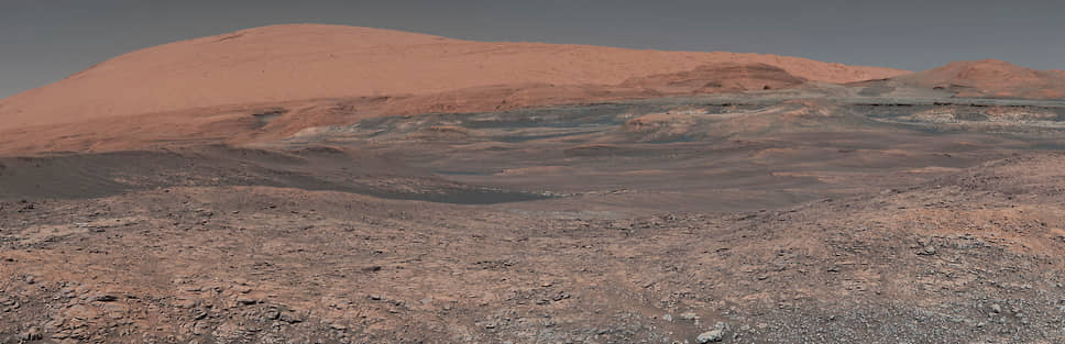 Марсоход Curiosity запущен с мыса Канаверал 26 ноября 2011 года. Космический аппарат заметно тяжелее предшественников и за счет своих габаритов смог преодолеть значительные расстояния. К июню 2022 года он прошел 28,06 км &lt;br>
На фото: снимок горы Шарп, сделанный марсоходом Curiosity в январе 2018 года
