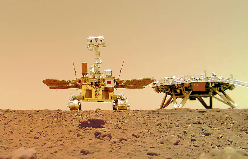 15 мая 2021 года впервые китайский космический аппарат «Чжужун» совершил посадку на равнине Утопия на Марсе. Им были обнаружены гидратированные минералы, что доказывает присутствие воды на Красной планете