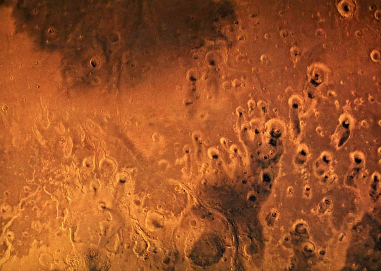 Место посадки марсохода Sojourner. Космическое агентство Соединенных Штатов запустило его в декабре 1996 года по программе Pathfinder. Марсоход проработал 83 марсианских суток (более 85 обычных дней) и преодолел примерно 100 метров
