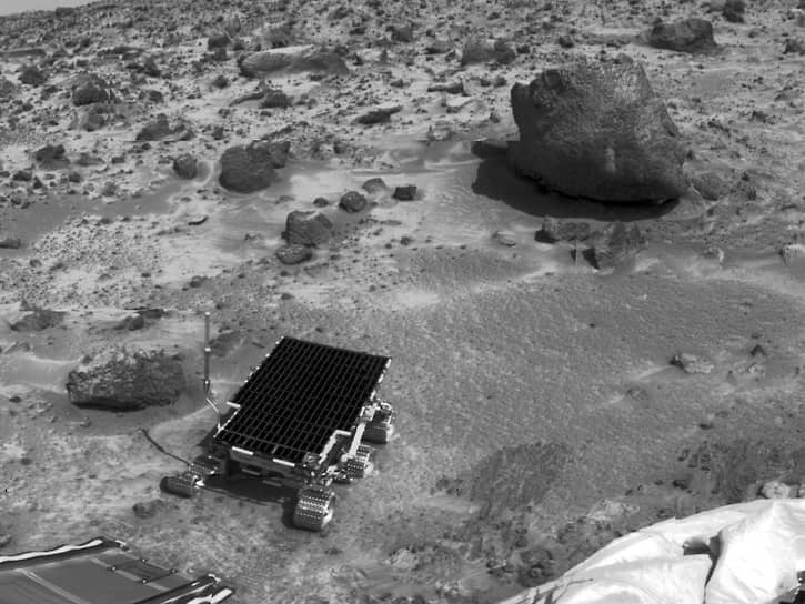 Марсоход Sojourner сделал этот снимок на третьи сутки пребывания на Марсе. Крупнейший камень на фото назвали Барнакл-Биллом. Он стал первым камнем на Марсе, исследованным рентгеновским спектрометром. Барнакл-Билл состоит из андезитовой вулканической породы и, по одной из версий, возник в результате падения метеорита