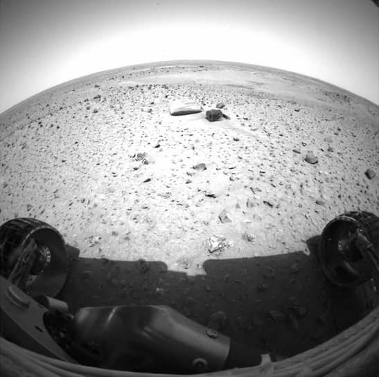 Марсоход Spirit проехал почти 8 км и провел анализы геологических пород Марса. Изначально исследователи рассчитывали, что аппарат пройдет примерно 600 метров