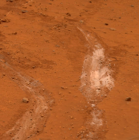 Марсоход Spirit нашел на поверхности планеты пятно светлой почвы. Оно почти на 90% состоит из кремнезема. Сейчас это считается доказательством наличия воды в прошлом