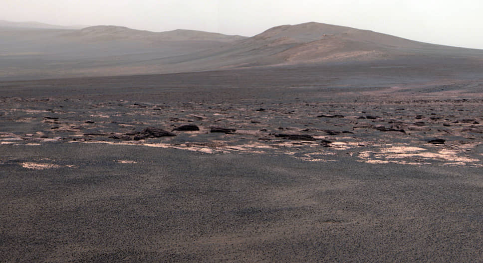 В ноябре 2011 года марсоход Opportunity исследовал кратер Индевор (на фото). Там он нашел гипсовую жилу шириной в палец и длинной 45 см. Исследователи назвали ее Homestake и считают свидетельством относительно мягкой среды обитания в прошлом