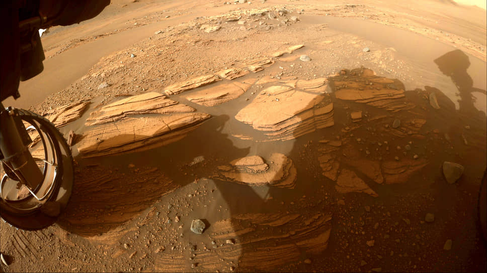 Марсоход Perseverance нашел слоистые породы на месте крупной реки и озера, существовавших на планете несколько миллиардов лет назад (на фото). Они получили название «Зачарованное озеро». Марсоход Perseverance  запущен NASA 30 июля 2020 года и прибыл на Марс 18 февраля 2021 года
