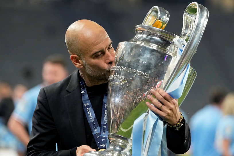 Главный тренер «Манчестер Сити» Пеп Гвардиола целует завоеванный трофей после победы в финальном футбольном матче Лиги чемпионов