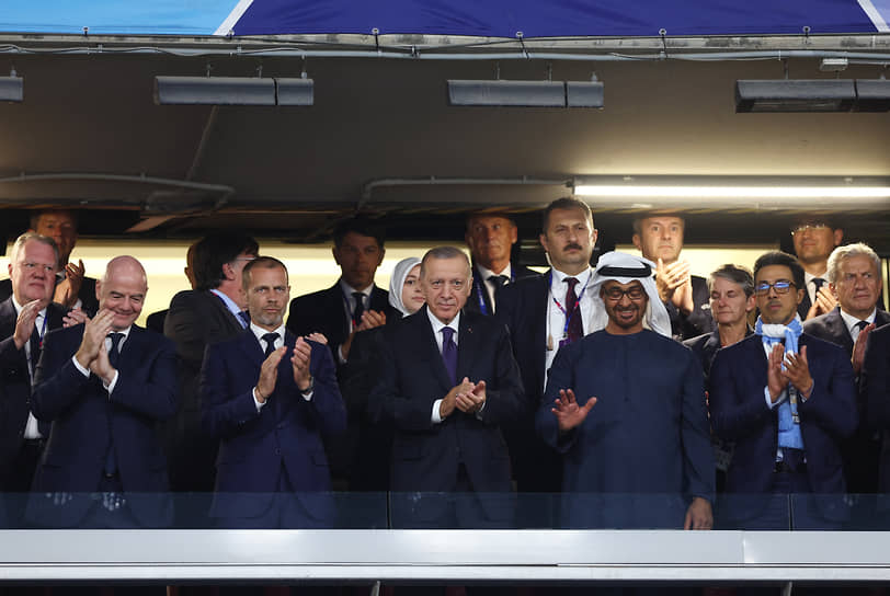 Президент Турции Реджеп Тайип Эрдоган (в центре), президент ФИФА Джанни Инфантино (третий слева), владелец «Манчестер Сити» шейх Мансур ибн Зайд Аль Нахайянн (третий справа) и президент УЕФА Александр Чеферин (шестой слева) перед матчем