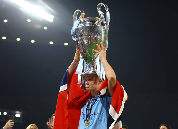 Эрлинг Браут Хааланд из «Манчестер Сити» с кубком Лиги чемпионов