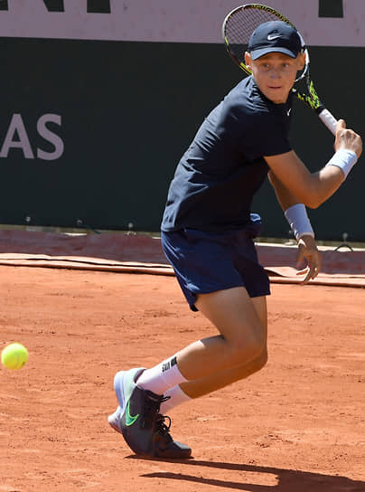 Чемпион юниорского Roland Garros в парном разряде — российский теннисист Ярослав Демин (в паре с мексиканцем Родриго Пачеко) — во время матча с итальянскими теннисистами Лоренцо Шахбази и Габриэле Вульпитту