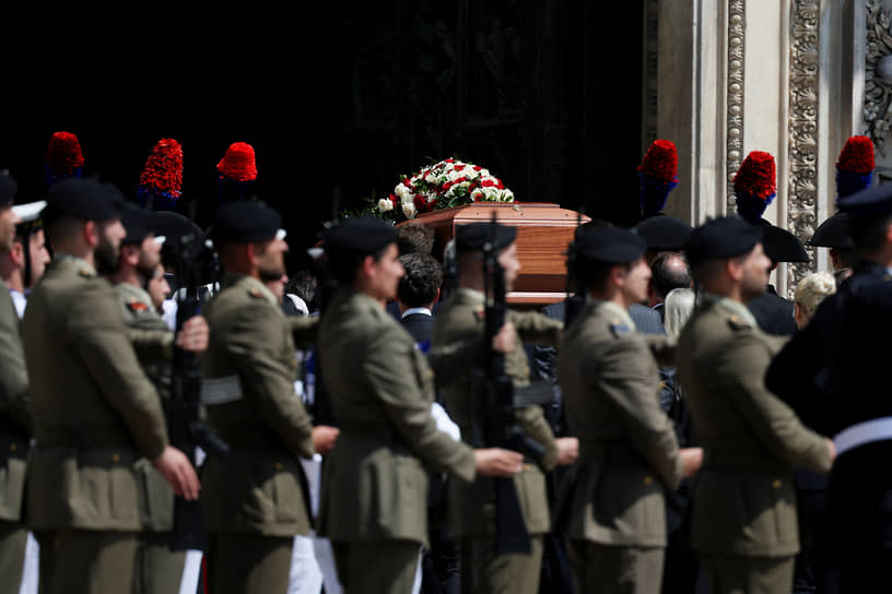 Гроб с телом Сильвио Берлускони внесли в Миланский собор в сопровождении почетного караула
