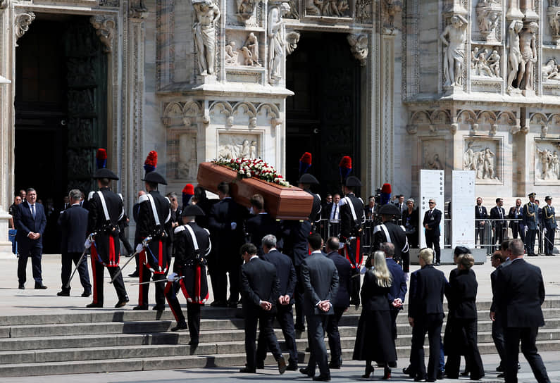 Семья Берлускони шла позади почетного караула. На похоронах также присутствовали президент Италии Серджо Маттарелла и премьер-министры Италии и Венгрии Джорджа Мелони и Виктор Орбан