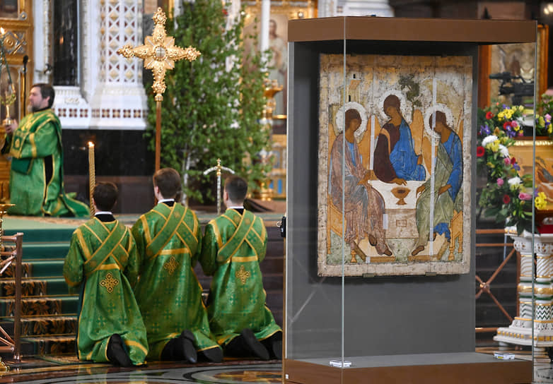 Икона XV века «Святая Троица», написанная Андреем Рублевым, в храме Христа Спасителя, 4 июня 2023 года 
