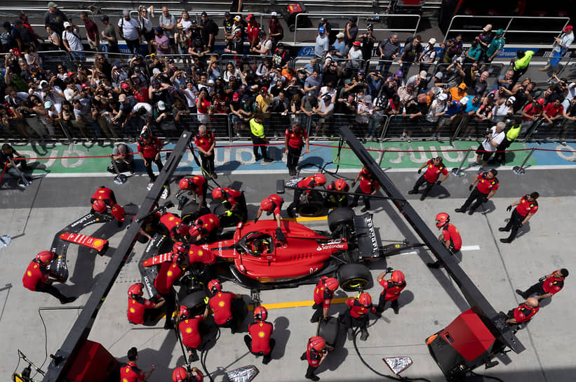 Монреаль, Канада. Механики Ferrari тренируются в паддоке автогонки гран-при Формулы-1
