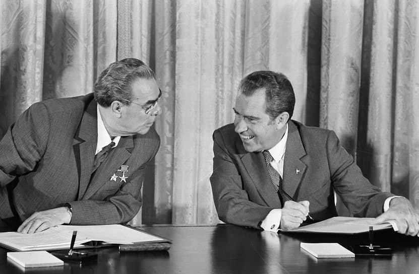 Советский генсек Леонид Брежнев (слева) и президент США Ричард Никсон подписали документы, в которых их страны обязались достичь соглашения по ограничению ядерных вооружений, 21 июня 1973 года в Вашингтоне