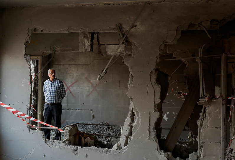 Западный берег реки Иордан. Мужчина осматривает разрушенный дом в городе Наблус