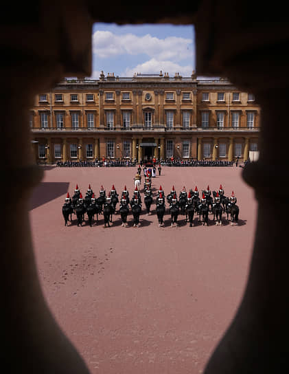 Лондон. Король Великобритании Карл III на церемонии вручения нового государственного штандарта в Букингемском дворце