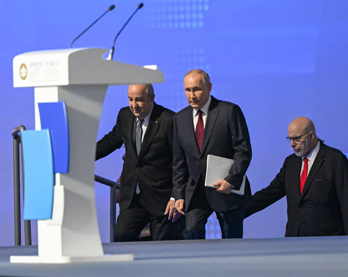Санкт-Петербург. Президент Алжира Абдельмаджид Теббун (слева), президент России Владимир Путин (в центре) и американский политолог Дмитрий Саймс во время пленарной сессии ПМЭФ