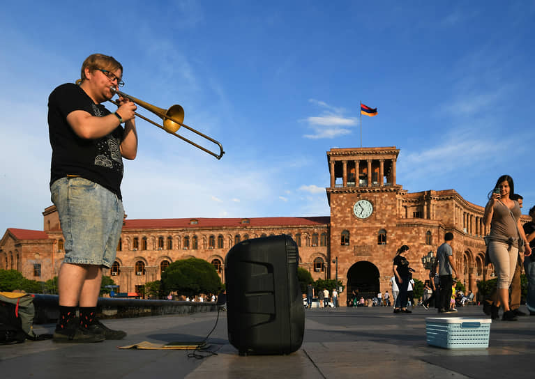 Ереван, Армения. Уличный музыкант на площади