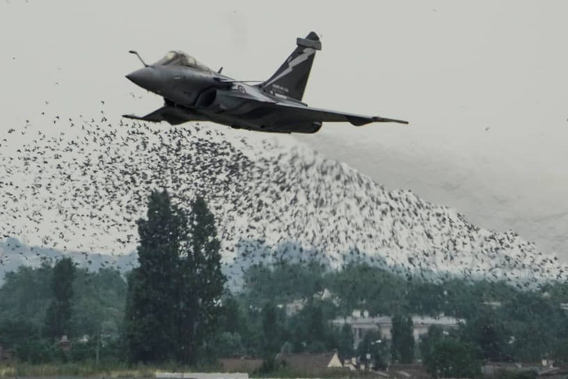 Демонстрационный полет французского многоцелевого истребителя Dassault Rafale 